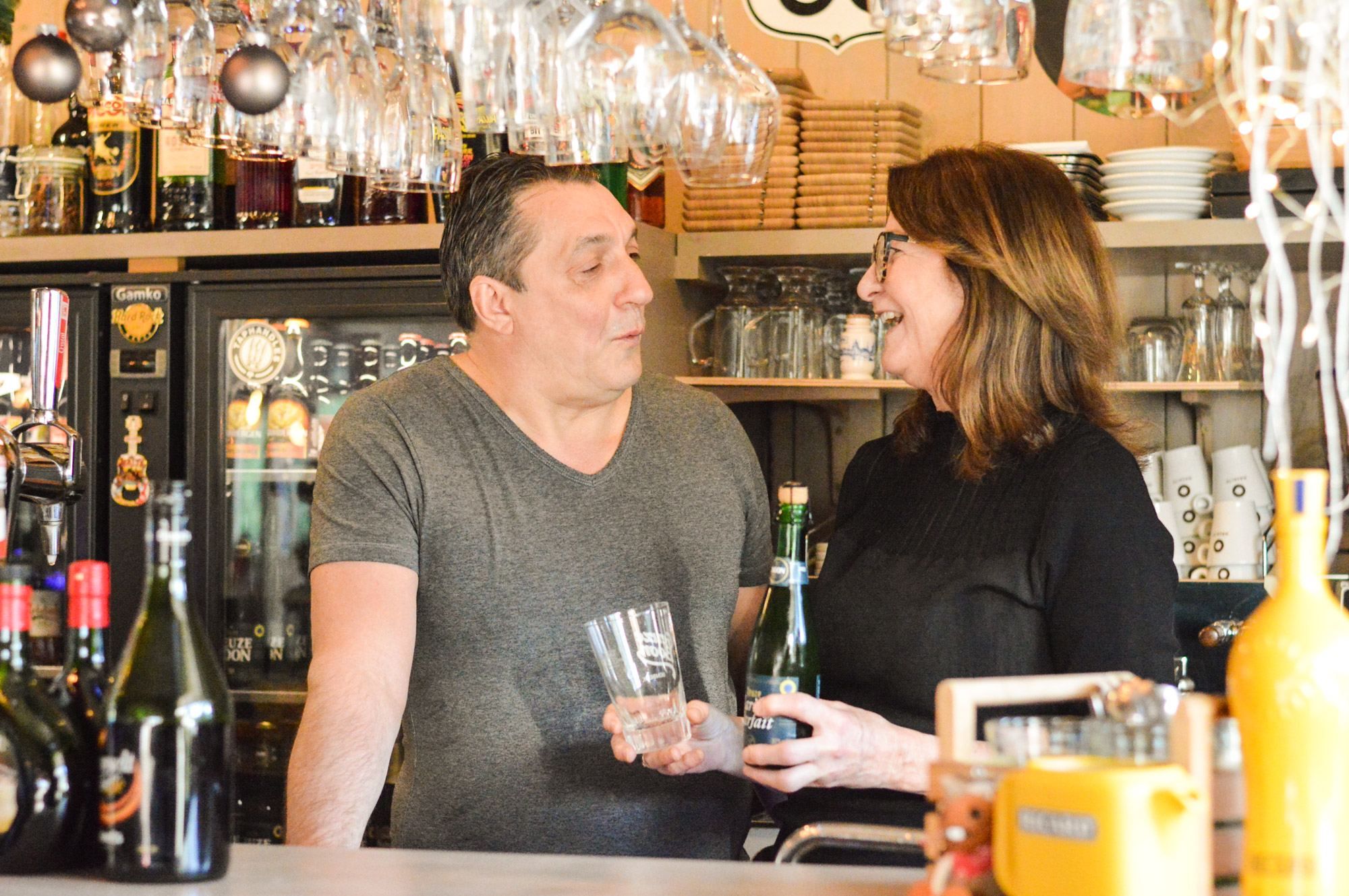 Filip en Pascale achter de toog van De Passant