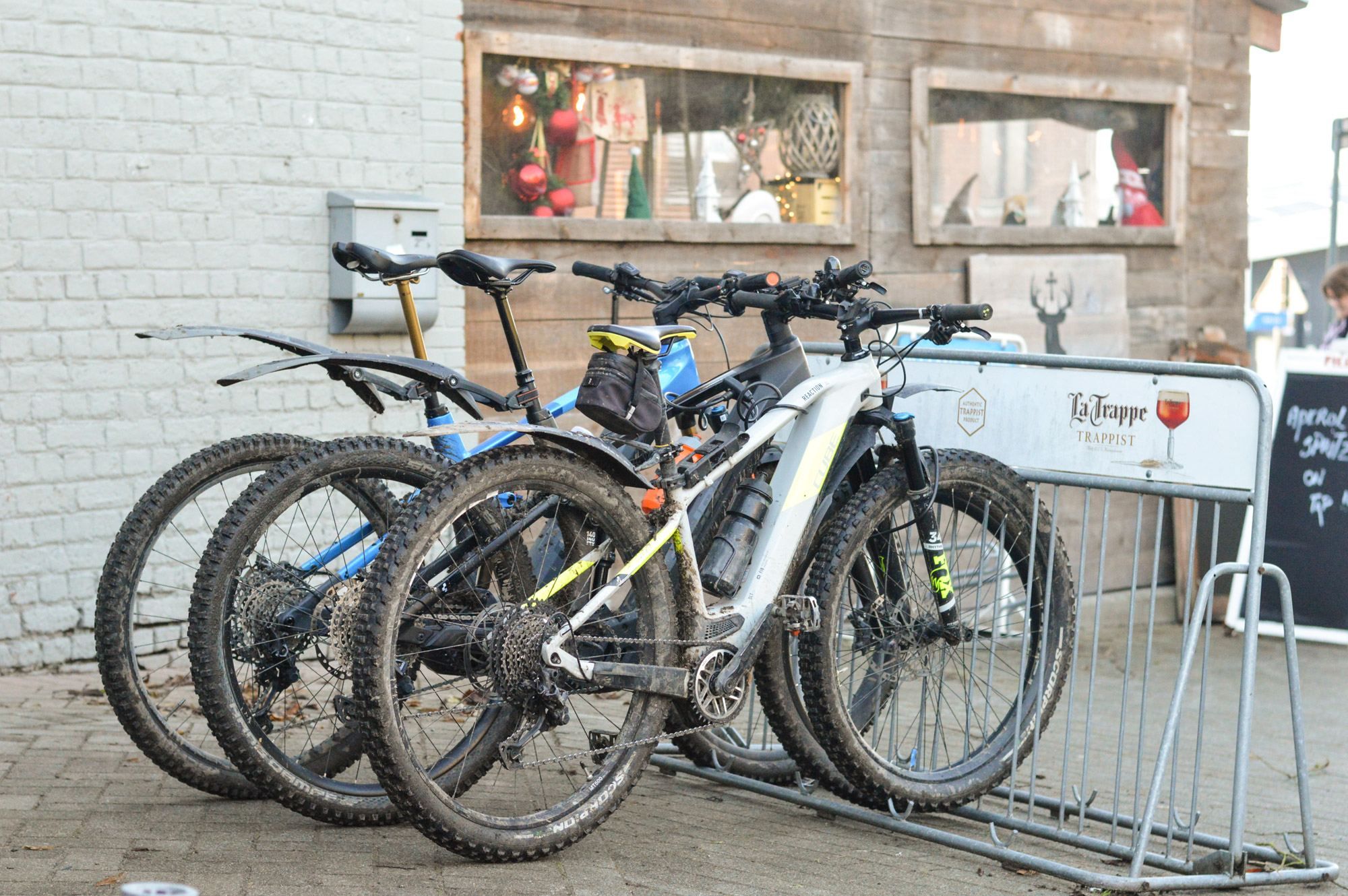 Mountainbikes aan de fietsenstalling
