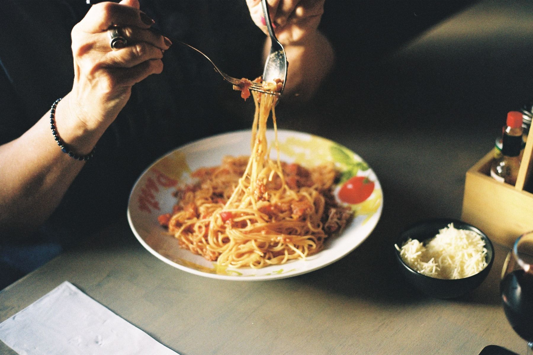 Een bord spaghetti met geraspte kaas