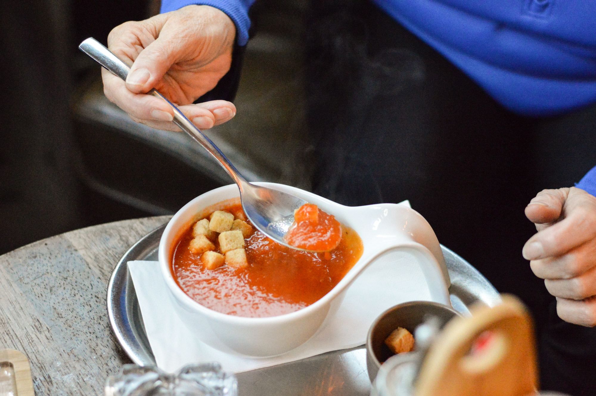 Tomatensoep met croutons wordt geserveerd