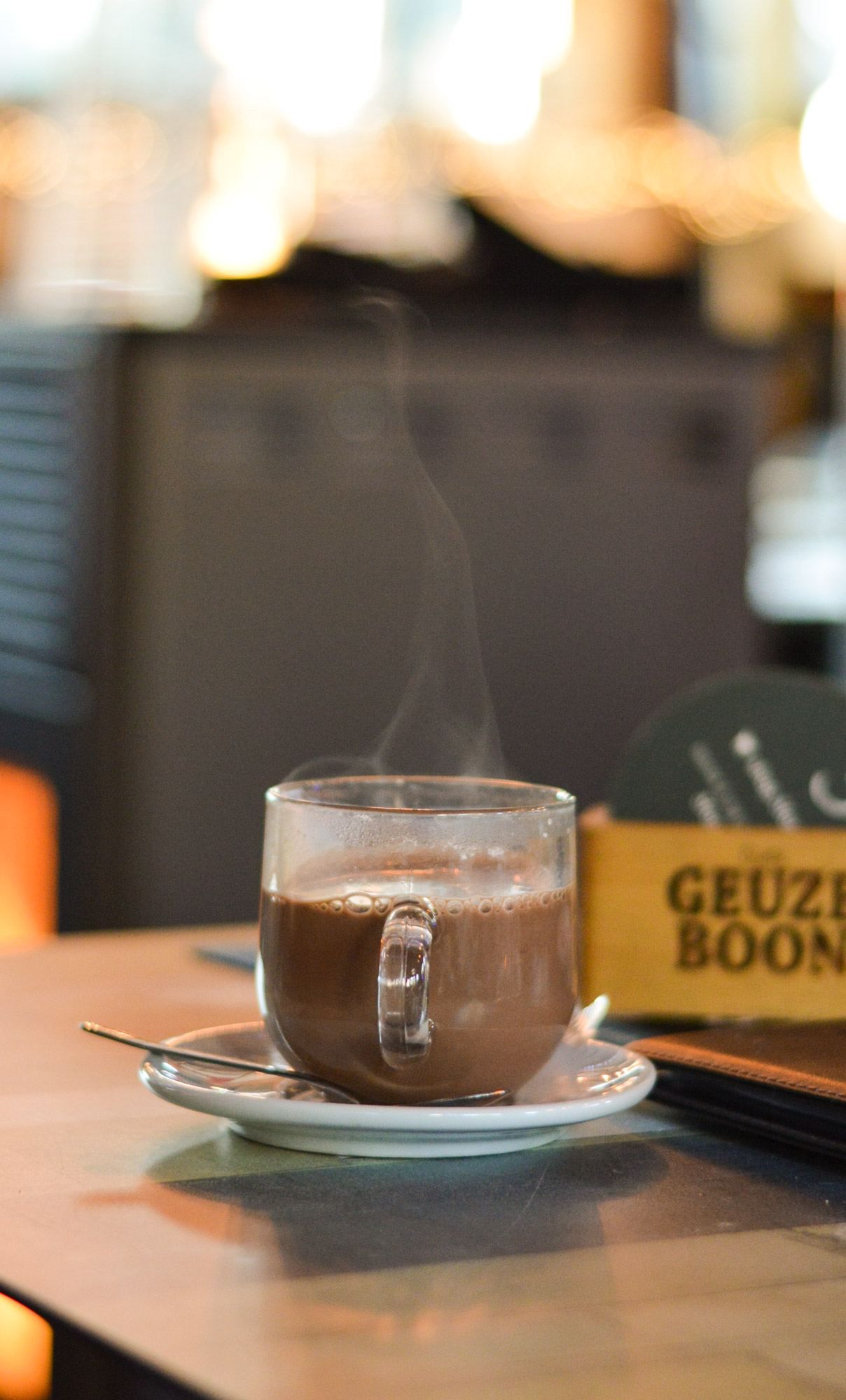 Dampende warme chocolademelk in een glas
