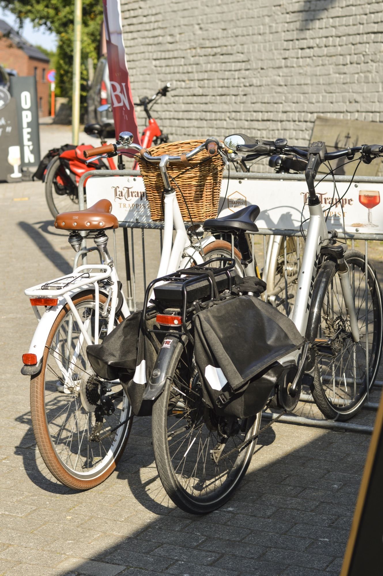 Fietsen geparkeerd voor het café