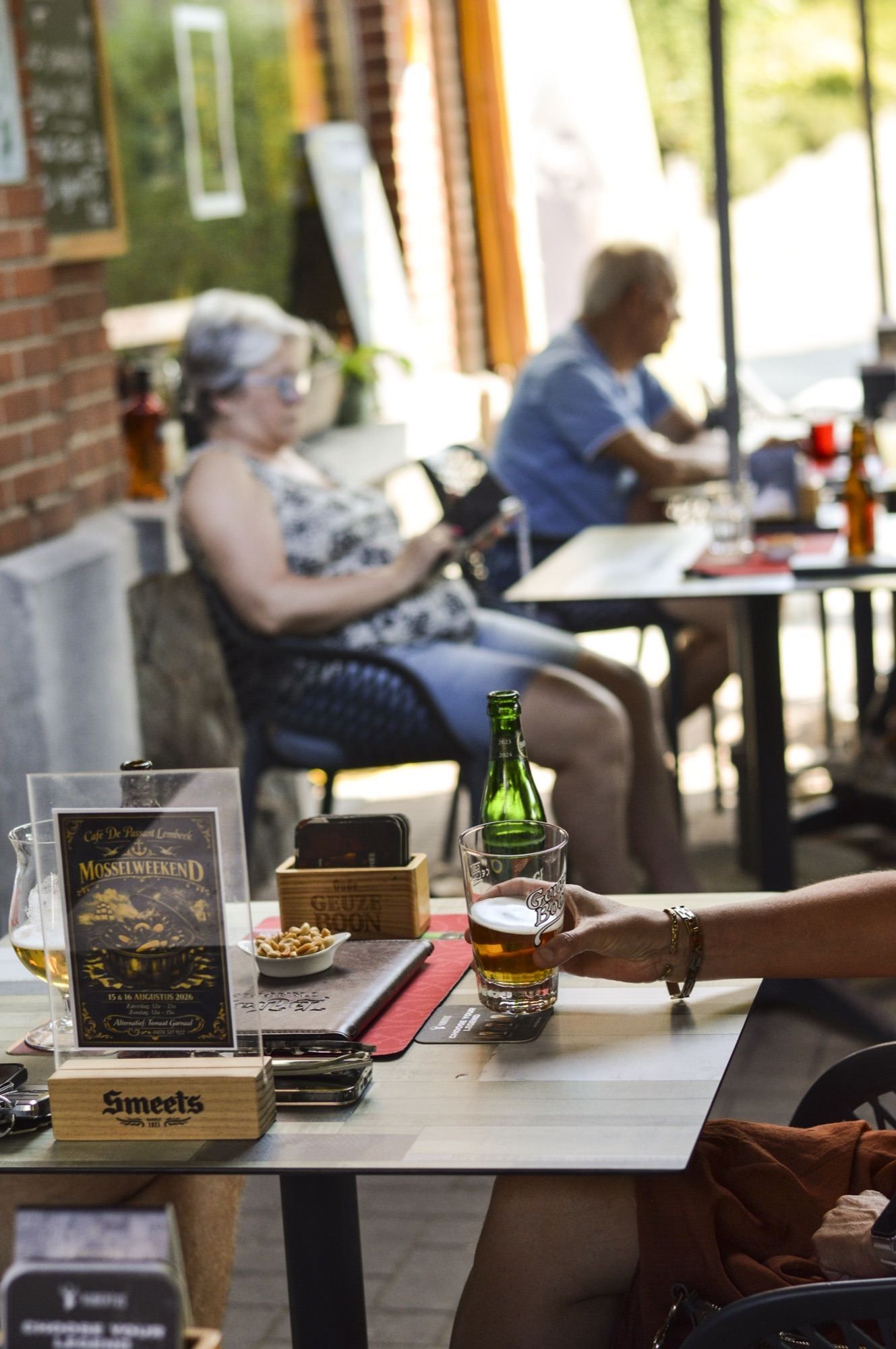 Gasten op het terras met een fles Oude Geuze Boon