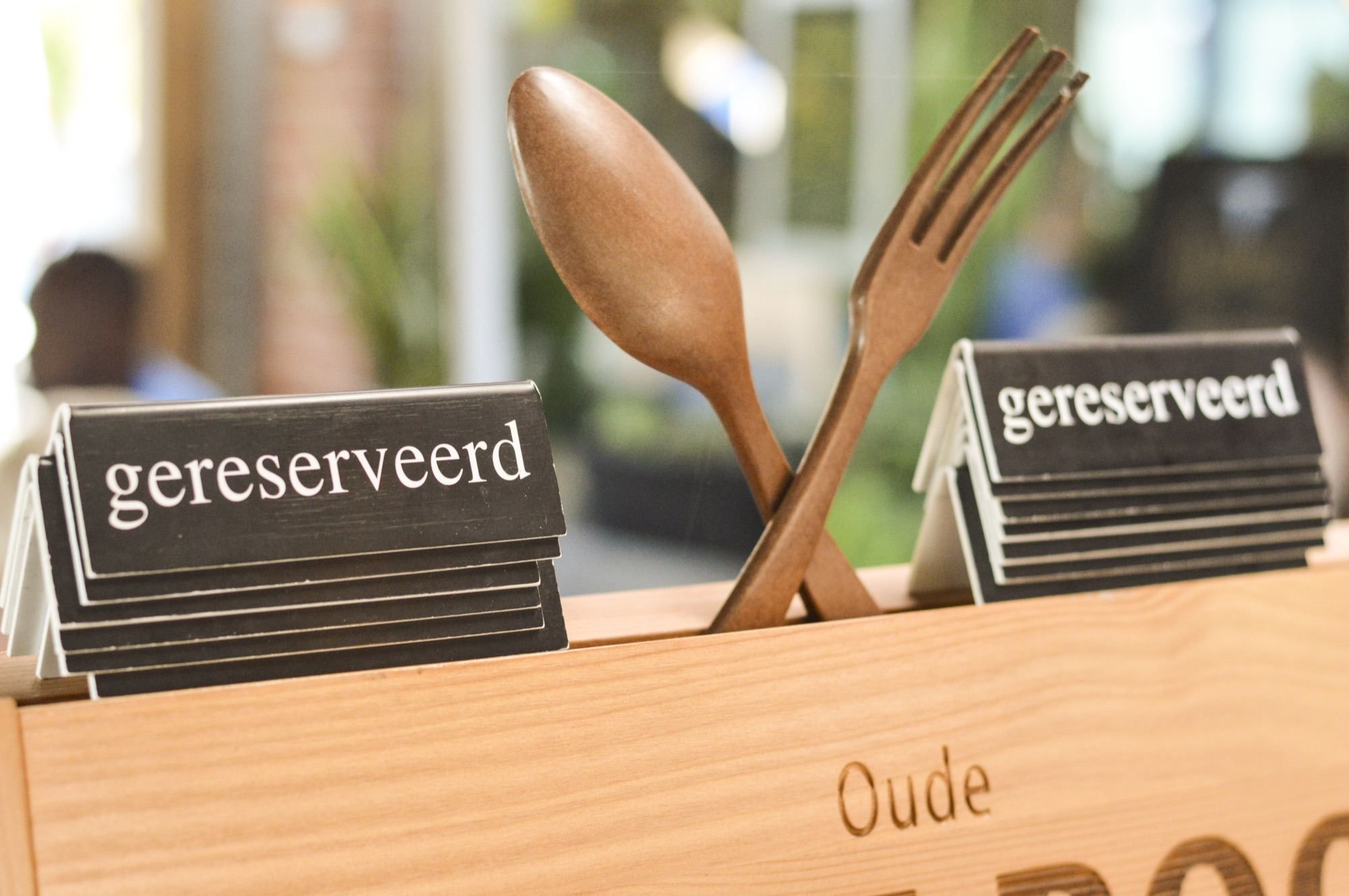 Houten bestekbak met bordjes "gereserveerd"
