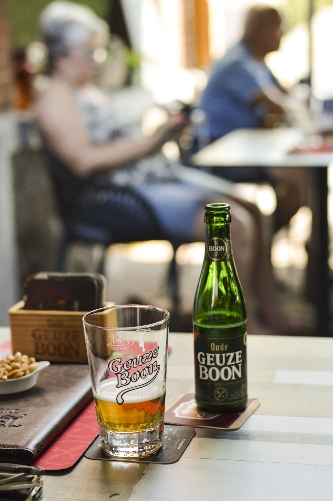 Een glas en fles Oude Geuze Boon in de zon