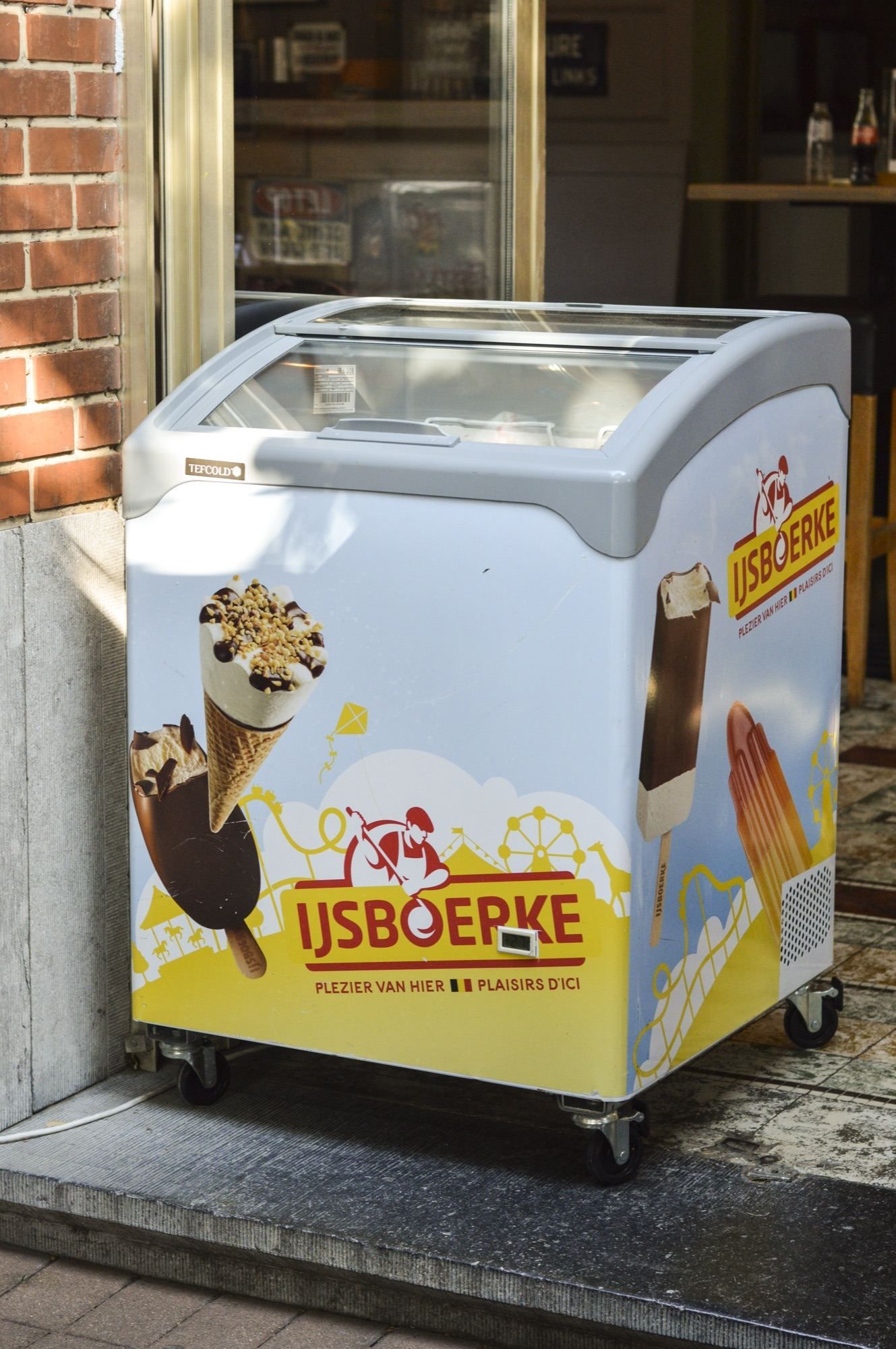 Vriezer met ijsjes aan de ingang