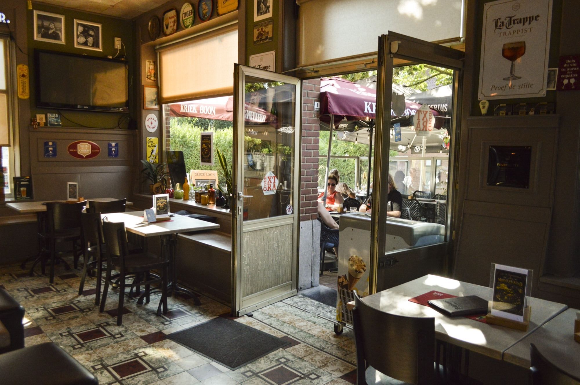 Het interieur met de deur open naar het terras