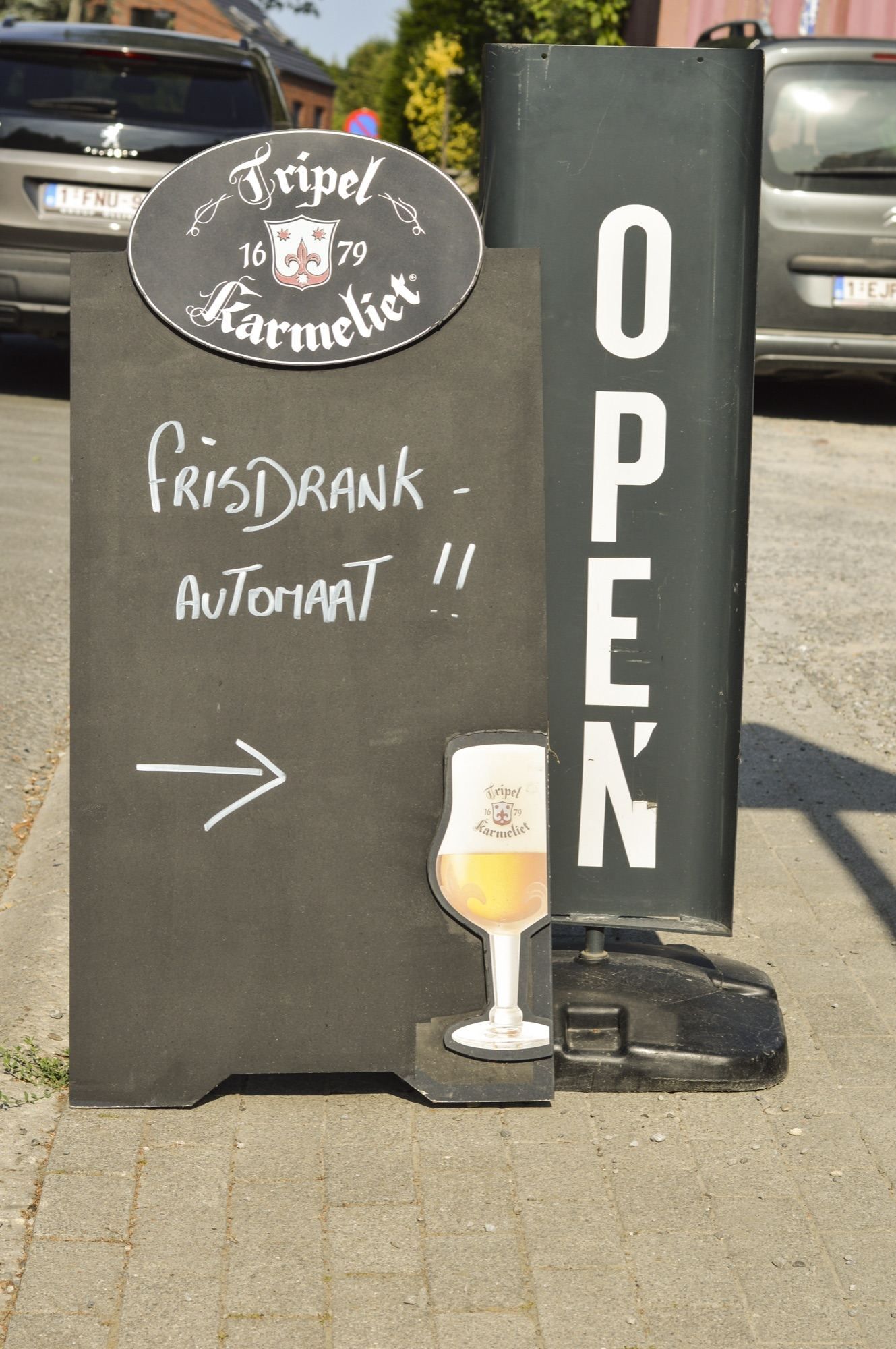 Stoepbord dat de weg wijst naar de frisdrankautomaat