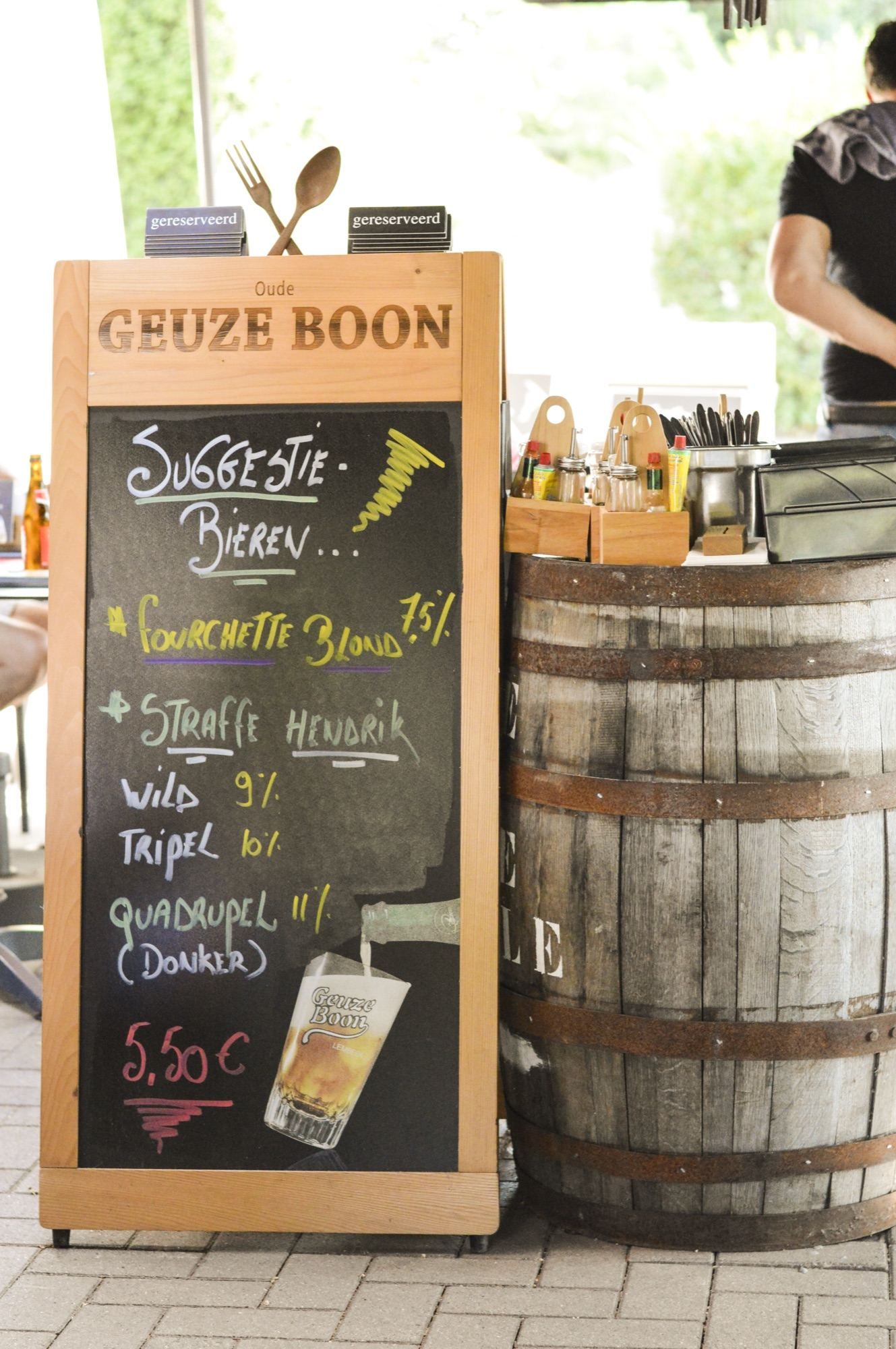 Krijtbord met biersuggesties naast een geuzevat