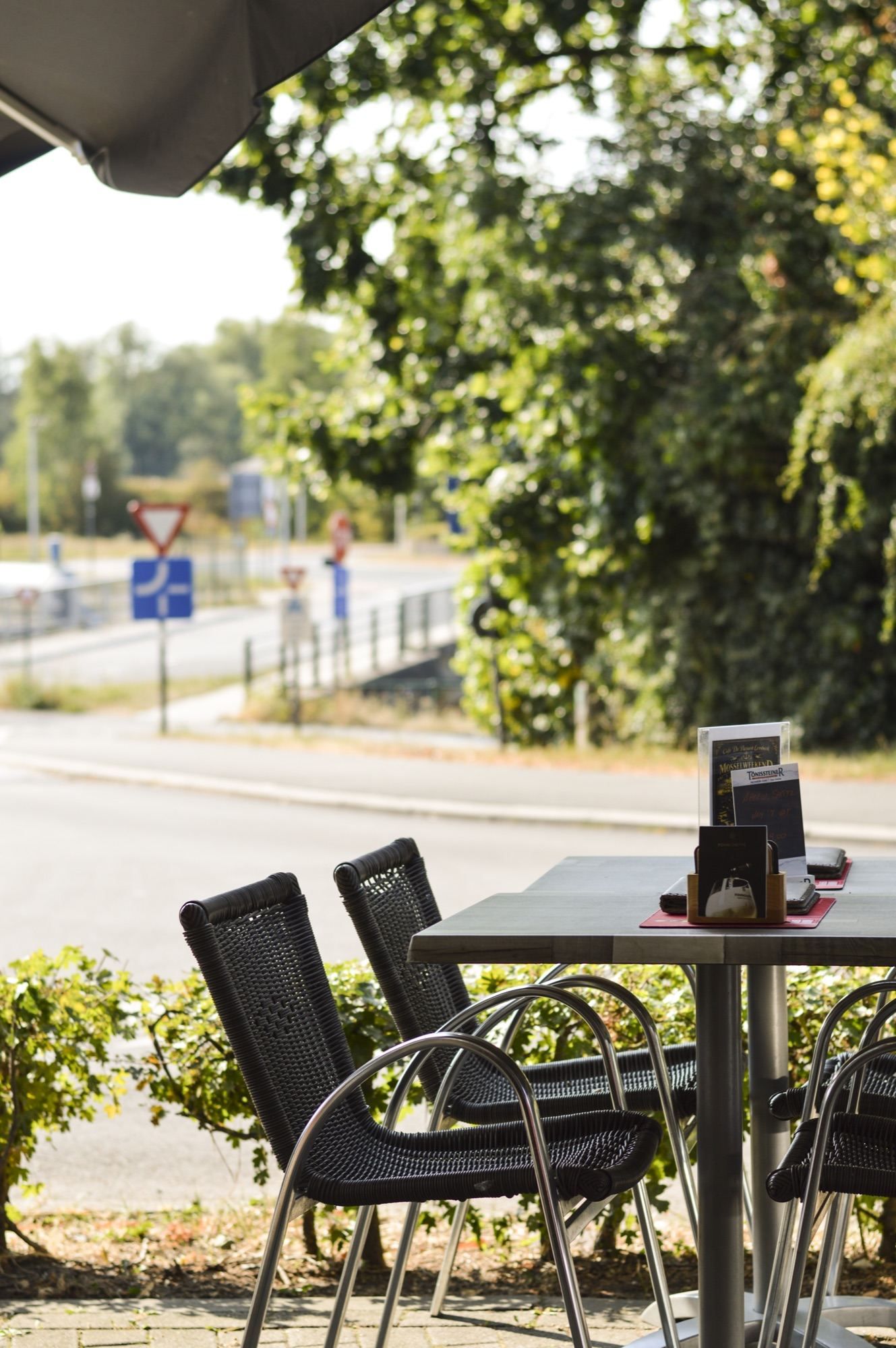Terrastafels aan de haag op een zomerse dag